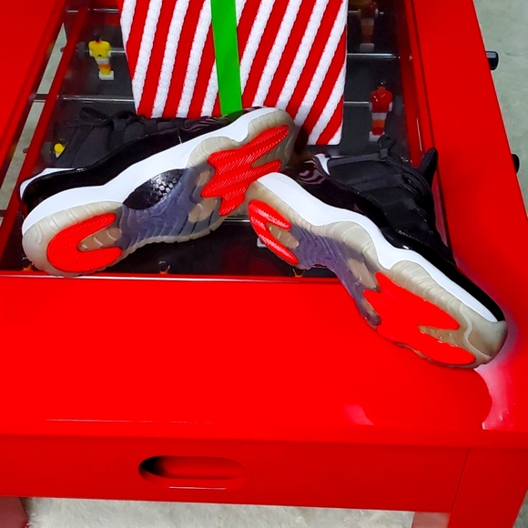 Air Jordan 11 (low) - Picture 7 of 11